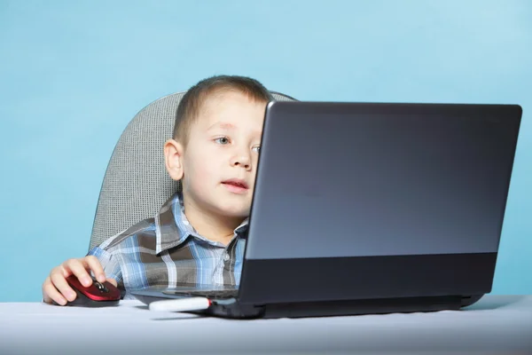 Criança viciada em computador — Fotografia de Stock