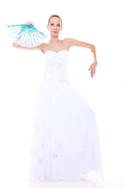 Dia do casamento. noiva romântica no ventilador vestido branco isolado — Fotografia de Stock