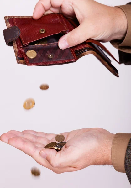 Hombre de negocios roto con monedero vacío y monedas de pulido — Foto de Stock