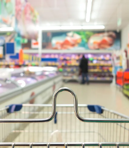 Vista desde el carrito de la compra en la tienda de supermercados. Comercio al por menor. — Foto de Stock