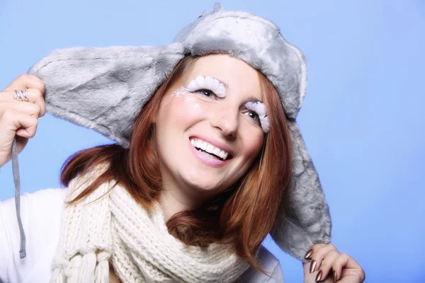 Зимняя мода женщина теплая одежда творческий макияж — стоковое фото