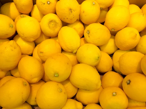 Gele citroenen citrusvruchten in supermarkt als voedsel achtergrond. detailhandel. — Stockfoto