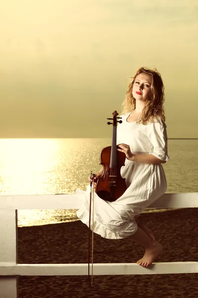 Den blonda flickan med en fiol utomhus — Stockfoto