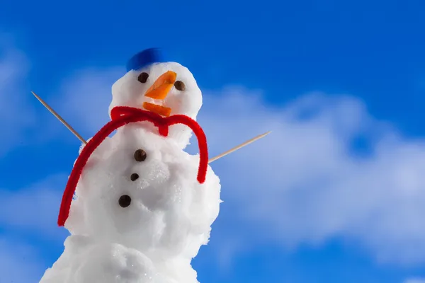Sedikit bahagia Natal manusia salju dengan tusuk gigi di luar ruangan. Musim dingin . — Stok Foto