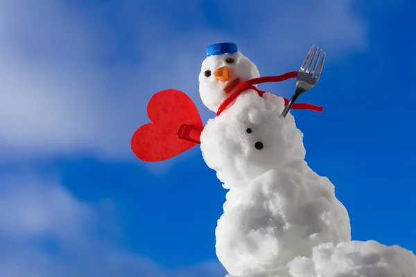 Piccolo felice Natale pupazzo di neve cuore rosso amore simbolo all'aperto. Inverno. — Foto Stock