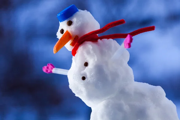 Lite happy christmas snögubbe med rosa handskar utomhus. vintersäsongen. — Stockfoto