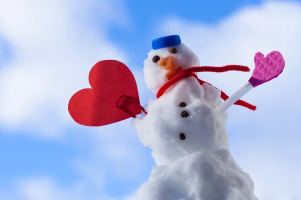 Pequeño feliz Navidad muñeco de nieve corazón rojo amor símbolo al aire libre. Invierno. —  Fotos de Stock