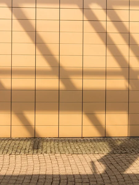 Oranje betegelde muur — Stockfoto