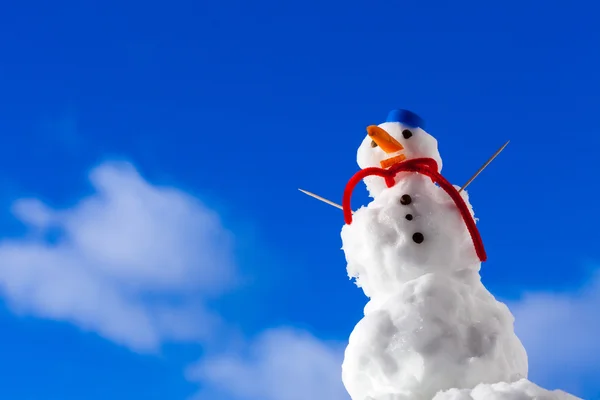 Weinig gelukkig Kerstmis sneeuwpop met tandenstoker buiten. winterseizoen. — Stockfoto