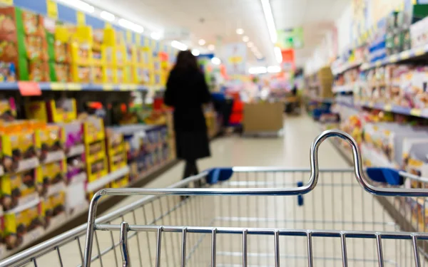 Blick vom Einkaufswagen im Supermarkt Stockfoto