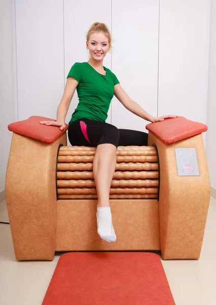 Meisje in sportwear op ontspannen massage apparatuur gezonde spa salon — Stockfoto