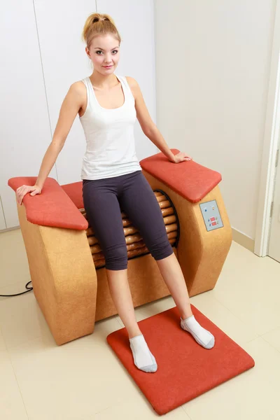 Jente i sportsdrakt på avslappende massasjeutstyr, frisk spa-salong – stockfoto