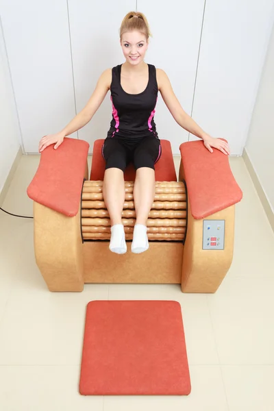 Chica en ropa deportiva en relajar equipo de masaje salón de spa saludable — Foto de Stock