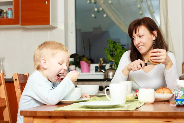 Familjen äter flingor och bröd frukost måltid — Stockfoto