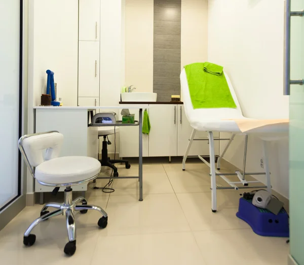 Interior of modern healthy beauty spa salon. Treatment room. — Stock Photo, Image