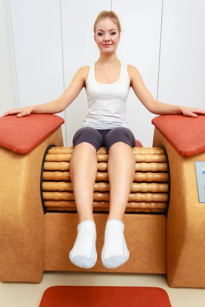 Sportruházat, a lány relax masszázs berendezések egészséges wellness szalon — Stock Fotó
