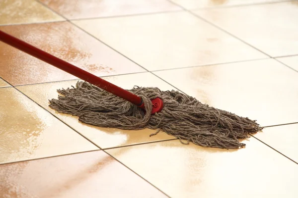 Cleaning the floor with a mop — Stock Photo, Image