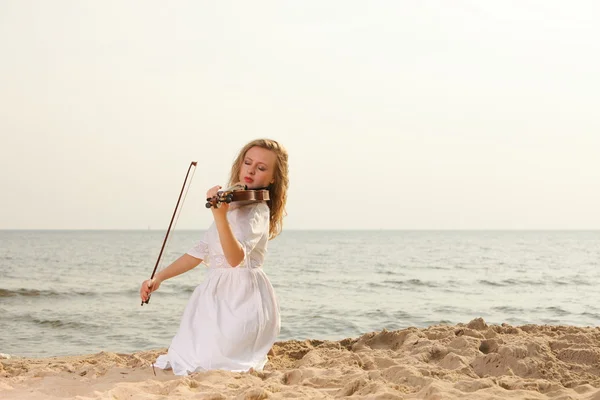 Den blonda flickan med en fiol utomhus — Stockfoto