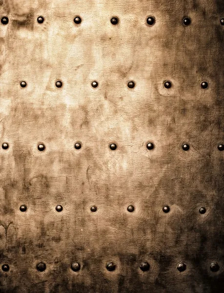 Grunge 金棕色的金属板铆钉螺丝背景纹理 — 图库照片