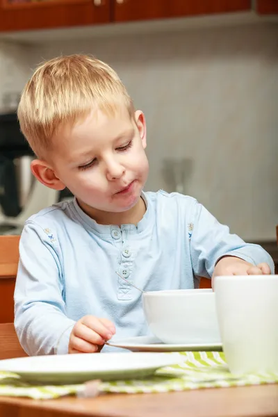 男の子子供子供食べるトウモロコシはフレーク朝食のテーブルで食事 — ストック写真