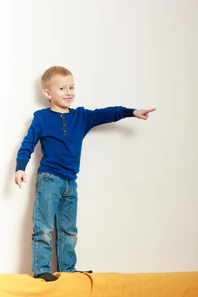 Chlapec dítě dítě preschooler na opěradlo pohovky interiéru — Stock fotografie