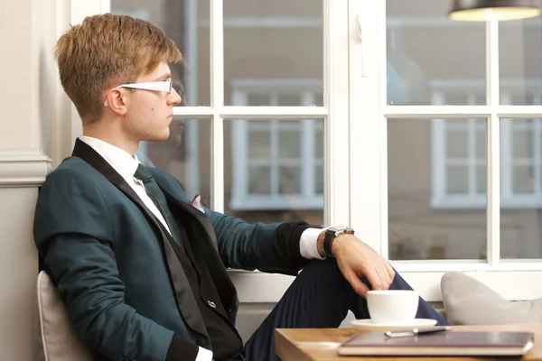 Junger hübscher stilvoller Mann im Café mit Kaffee — Stockfoto