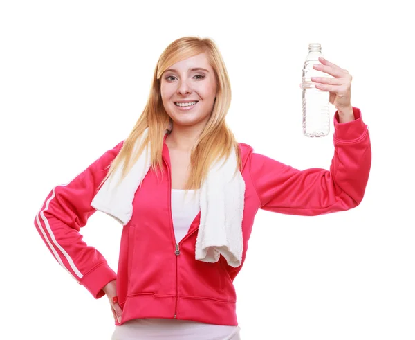 Fitness donna sport ragazza con asciugamano e bottiglia d'acqua isolato — Foto Stock