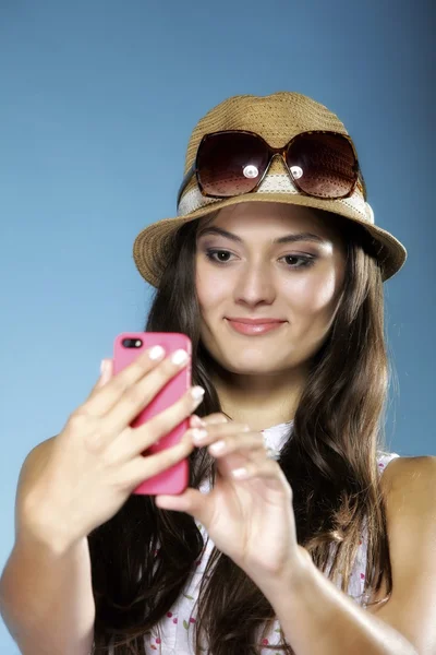 Chica con teléfono móvil teléfono inteligente lee el mensaje — Foto de Stock