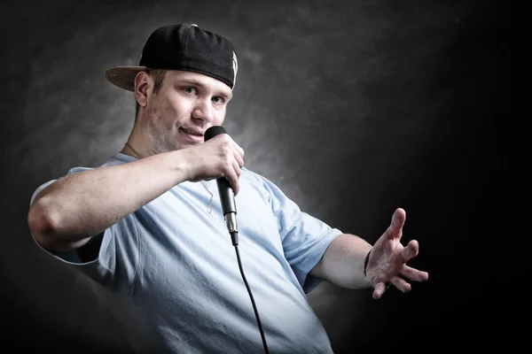 Cantante rap uomo con microfono gesto mano fredda — Foto Stock