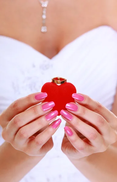 Manos femeninas con compromiso o anillo de boda, aisladas — Foto de Stock