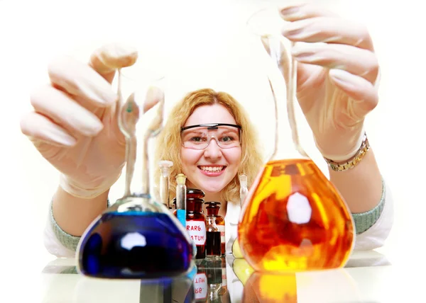 Izole kimya cam şişeye kadınla kimyager — Stok fotoğraf