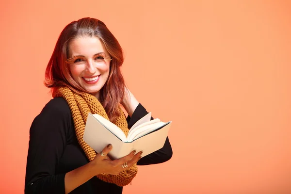 Dívka s řasami kniha oranžová — Stock fotografie