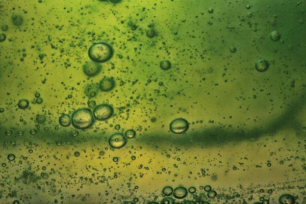 Bolle di sapone verde fondo liquido — Foto Stock