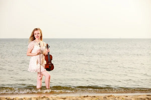 Blondýnka dívka s houslí venku — Stock fotografie