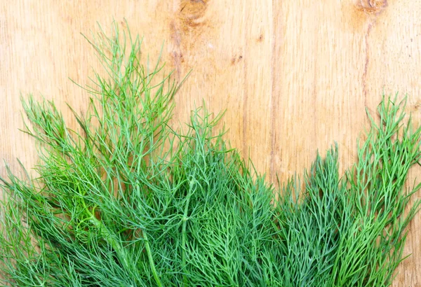 Manojo de hierba de eneldo fresco en la mesa de madera —  Fotos de Stock