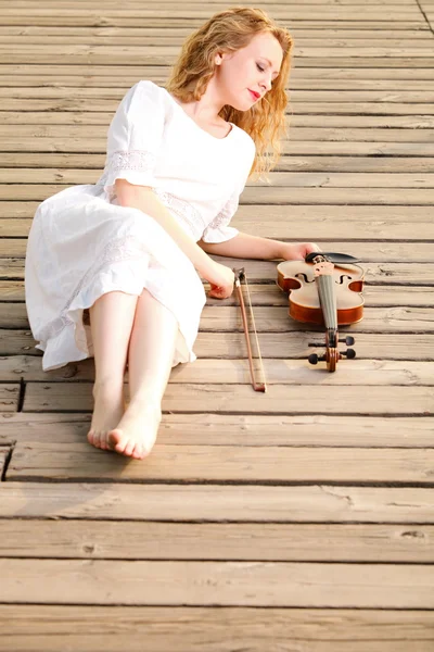 La chica rubia con un violín al aire libre — Foto de Stock