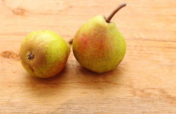 Zwei Birnen Früchte auf Holztischhintergrund — Stockfoto