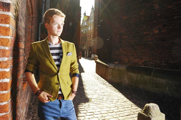 Joven hombre guapo en la calle, casco antiguo de Gdansk —  Fotos de Stock