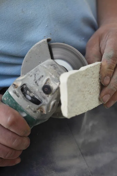 Trabajador de la construcción utilizando un azulejo de corte amoladora angular — Foto de Stock