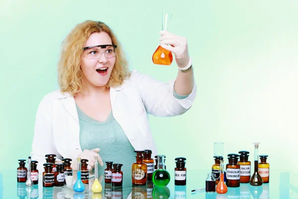 Mujer química con frasco de cristalería química — Foto de Stock