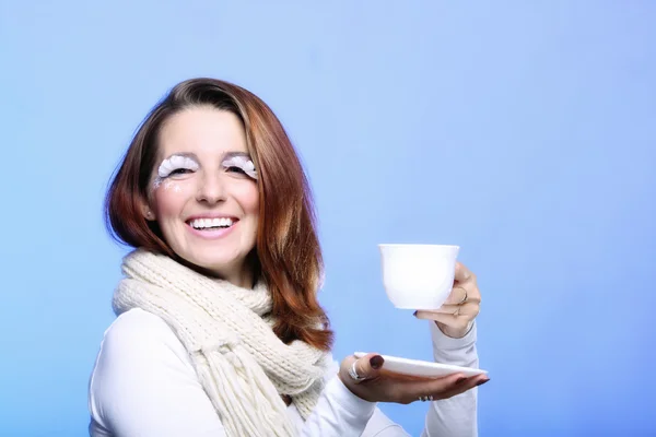 Mujer de maquillaje de invierno con taza de bebida caliente —  Fotos de Stock