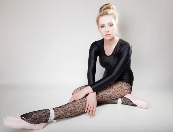 Moderní žena baletní tanečník celovečerní na šedé — Stock fotografie