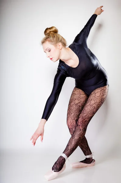 Mujer de estilo moderno bailarina de ballet de longitud completa en gris — Foto de Stock