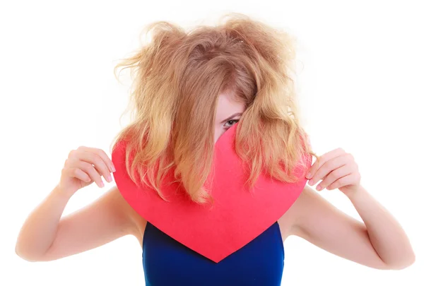 Coração vermelho. símbolo de amor. mulher segurar Valentim símbolo do dia . — Fotografia de Stock