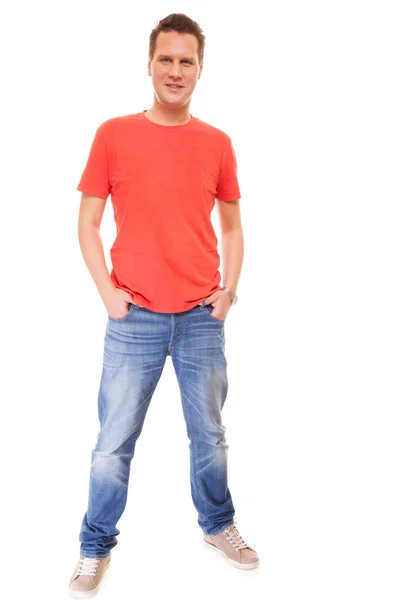 Jovem cara vermelho t-shirt jaens com as mãos em bolsos isolados — Fotografia de Stock