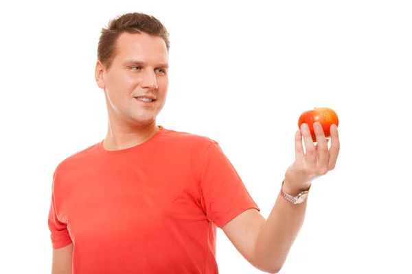Šťastný muž v červené košili drží jablko. zdravotní péče strava zdravá výživa. — Stock fotografie