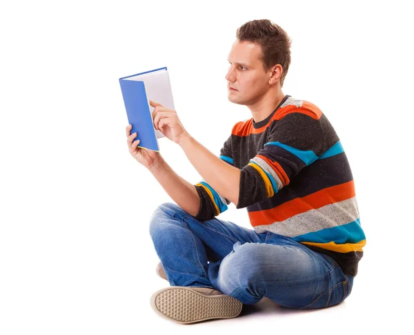 Estudante do sexo masculino lendo um livro se preparando para o exame isolado — Fotografia de Stock