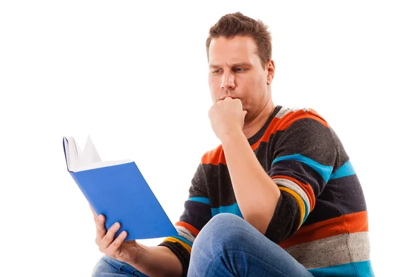 Estudiante masculino leyendo un libro preparándose para el examen aislado —  Fotos de Stock