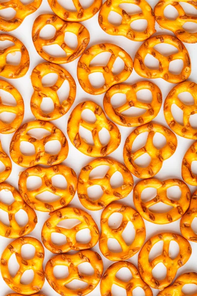 Μοτίβο pretzels ως τροφίμων φόντο σε λευκό — Φωτογραφία Αρχείου