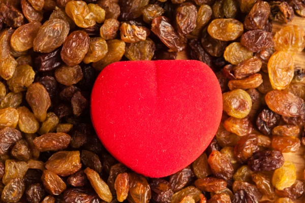 Alimentation saine alimentation. Raisin comme texture de fond et coeur rouge — Photo